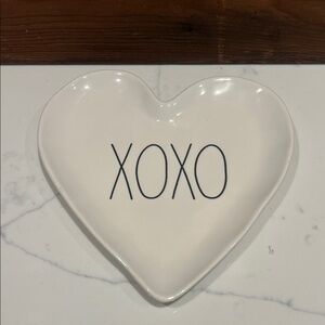 🔥‼️Rae Dunn White Heart Dish with XOXO in Black‼️🔥